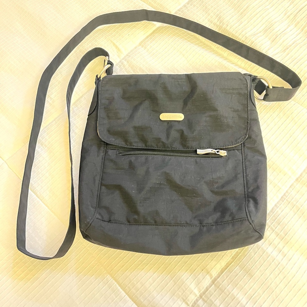 Black crossbody Baggallini